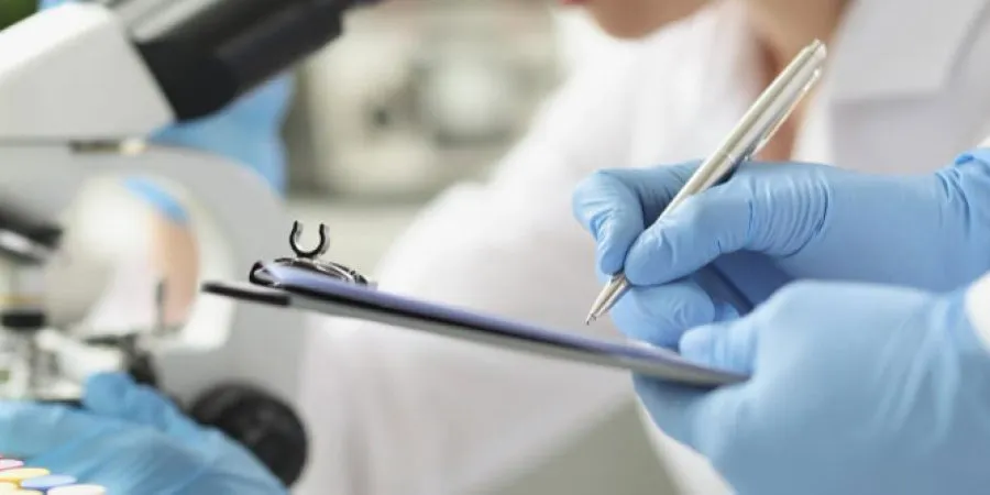 Medic examinând analize de laborator pentru diagnosticul bolilor autoimune